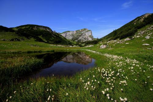 Zireiner-See-mit-Rofangebirge-Zireiner-lake-in-the-Rofan-mountains-min